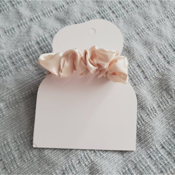 New Satin Cool Cream Scrunchie Regular Size - Picture 2 of 3